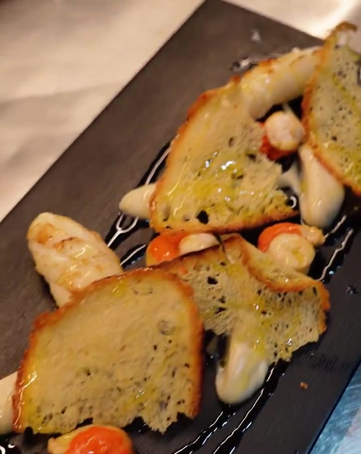 Capasanta e calamaro piastrati con crema di cavolfiore e pane croccante