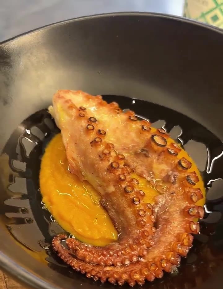 Polpo piastrato su crema di patata dolce