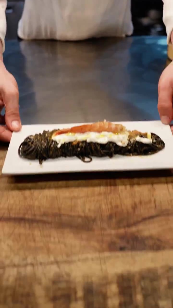 Spaghettone al nero di seppia con stracciata di bufala